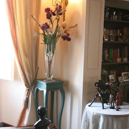 La Petite Maison Bed & Breakfast *
